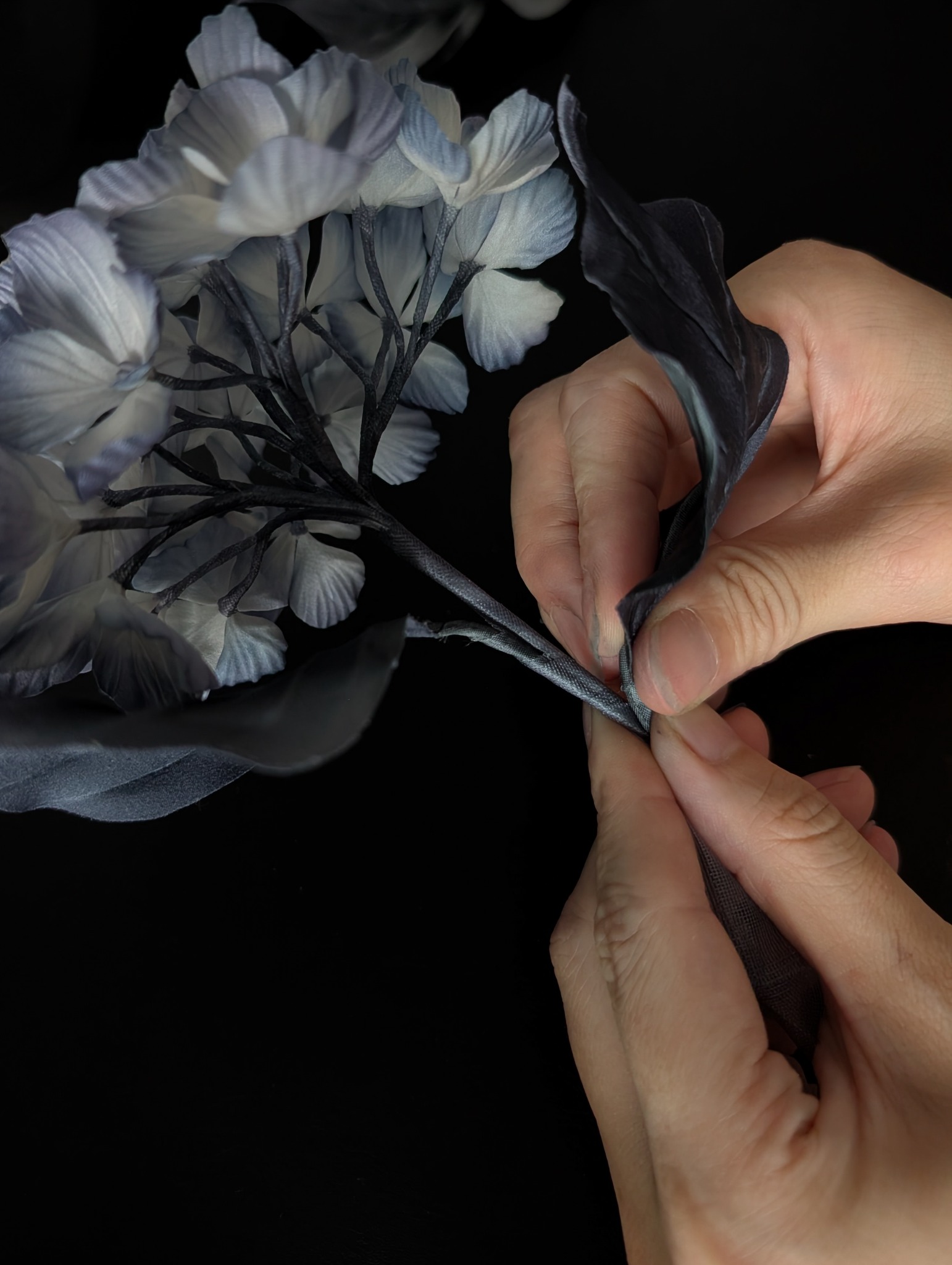 染めた布の紫陽花を手で組み上げる制作風景