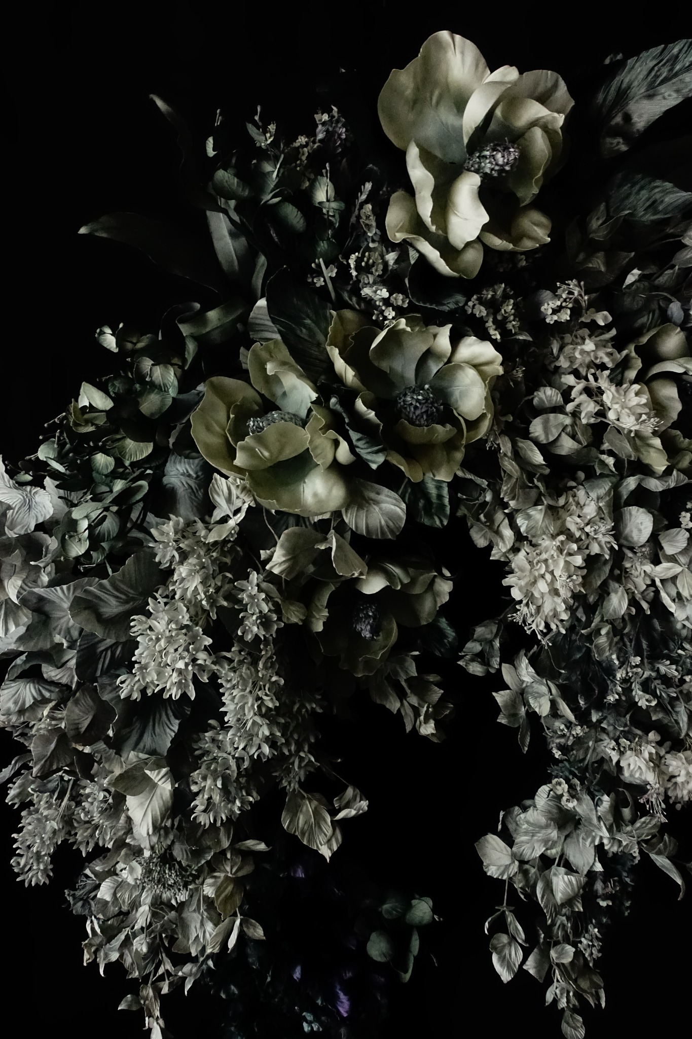 一つずつ表情の異なる布の花と葉が重なる植物造形