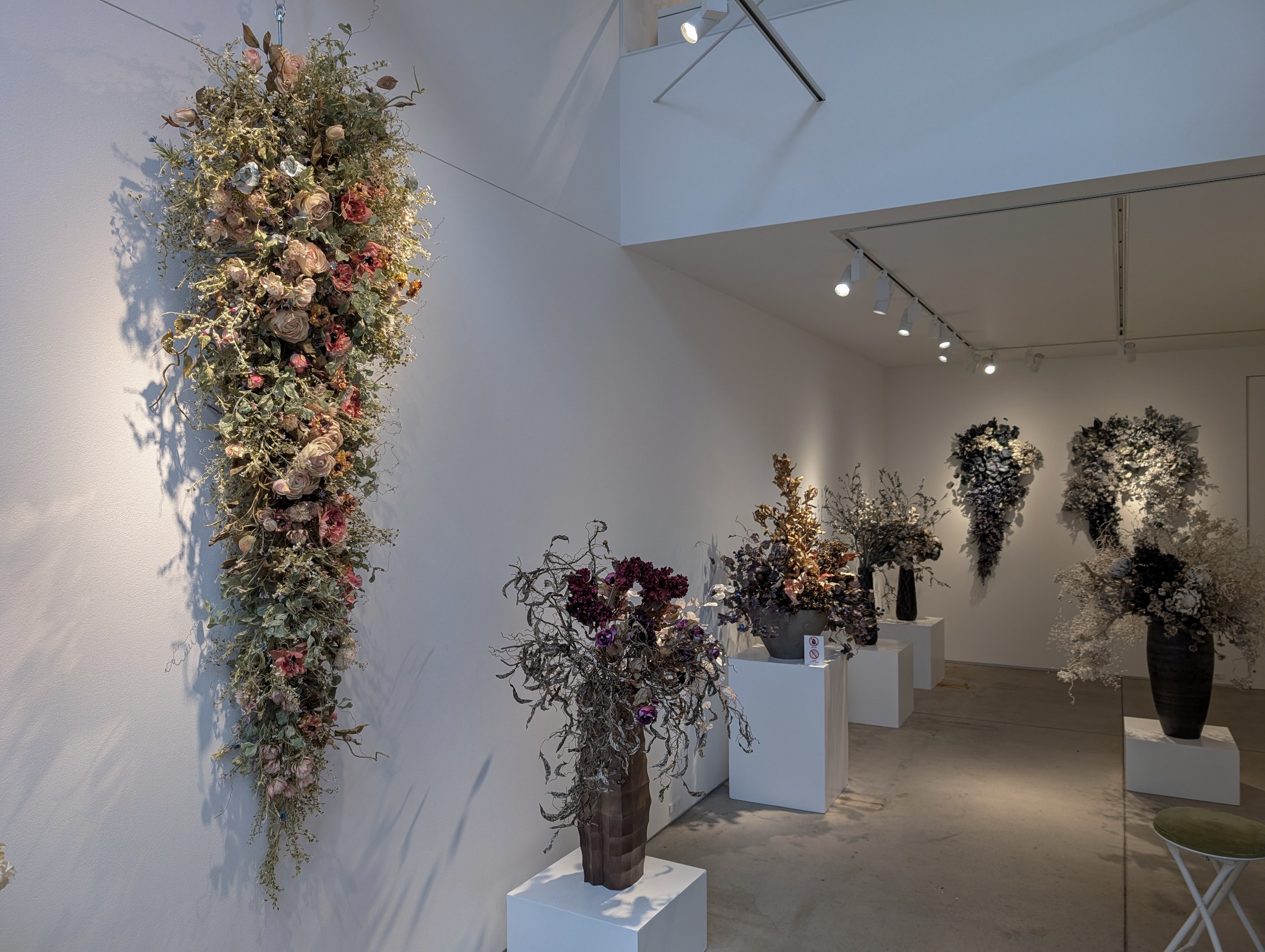 壁面作品と花器作品が並ぶ個展会場の全景